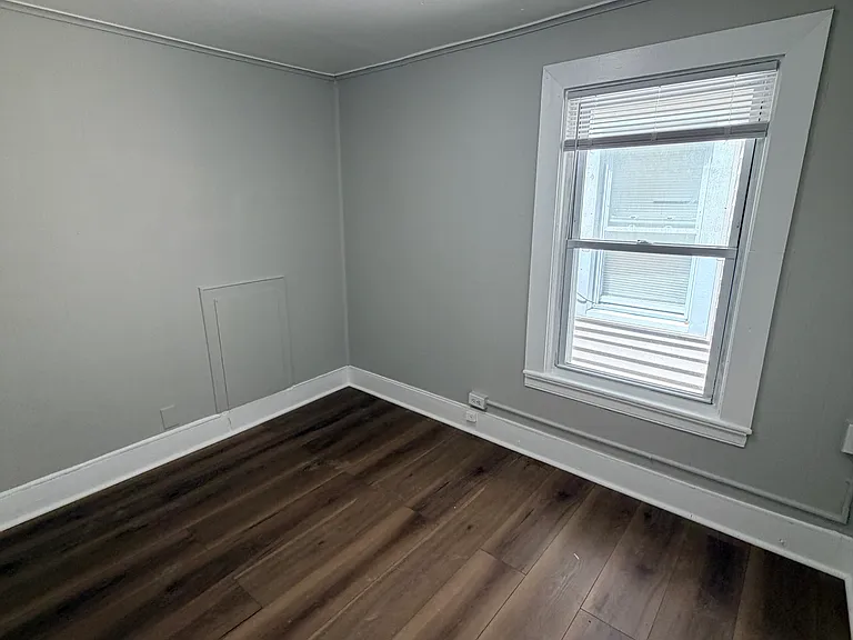 202 Hallock Ave — Photo 10