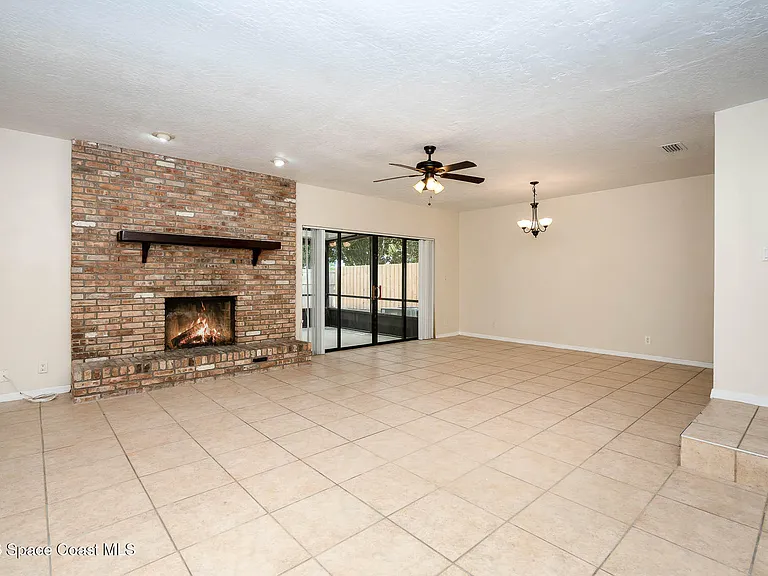 1911 Cashew Courtway — Photo 3