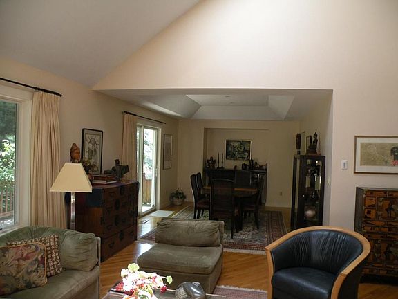 4th image of 51 Orchard Hill Dr
