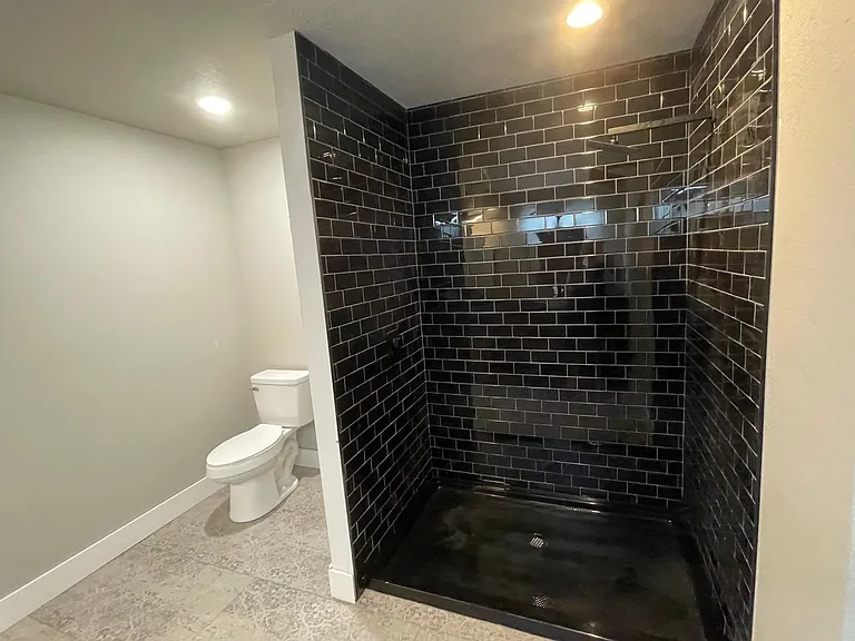 4220 Victoria Dr — Photo 26