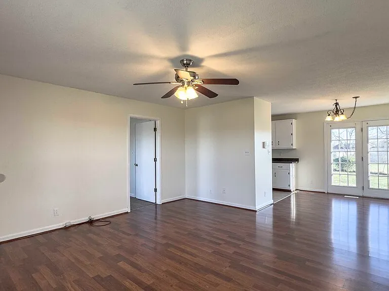 104 Waterford Dr — Photo 2