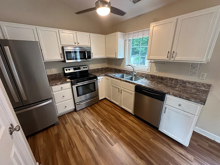 1290 Pyrtle Dr — Photo 4