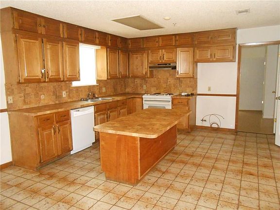 4th image of 1005 West Ln