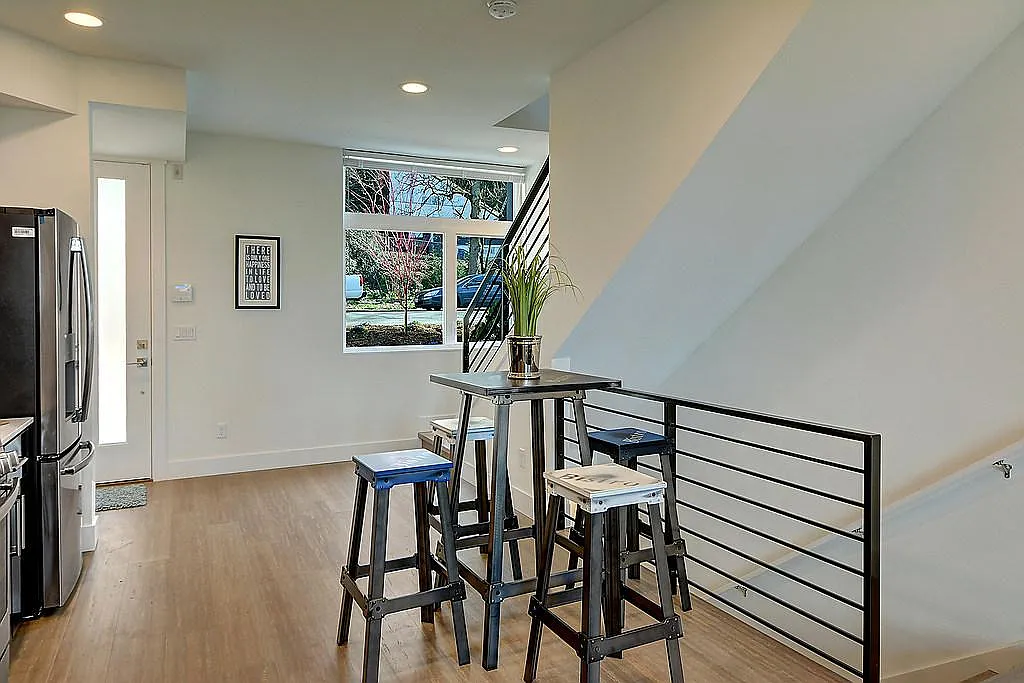 1507 Lakeview Blvd E — Photo 4
