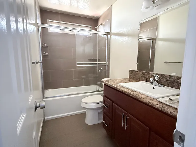6015 S Wilton Pl — Photo 2