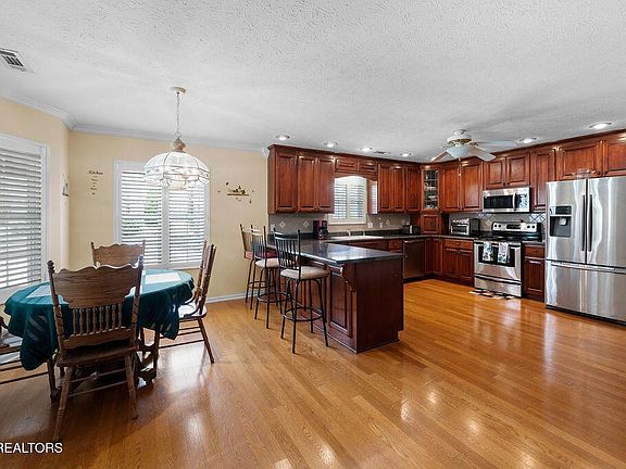 4th image of 674 Southview Cir