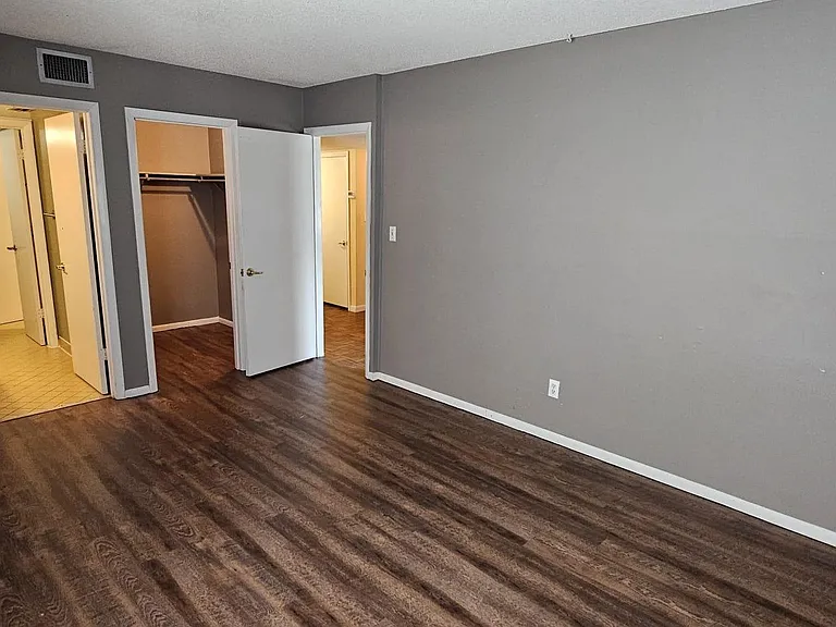 682 Midway Dr — Photo 2