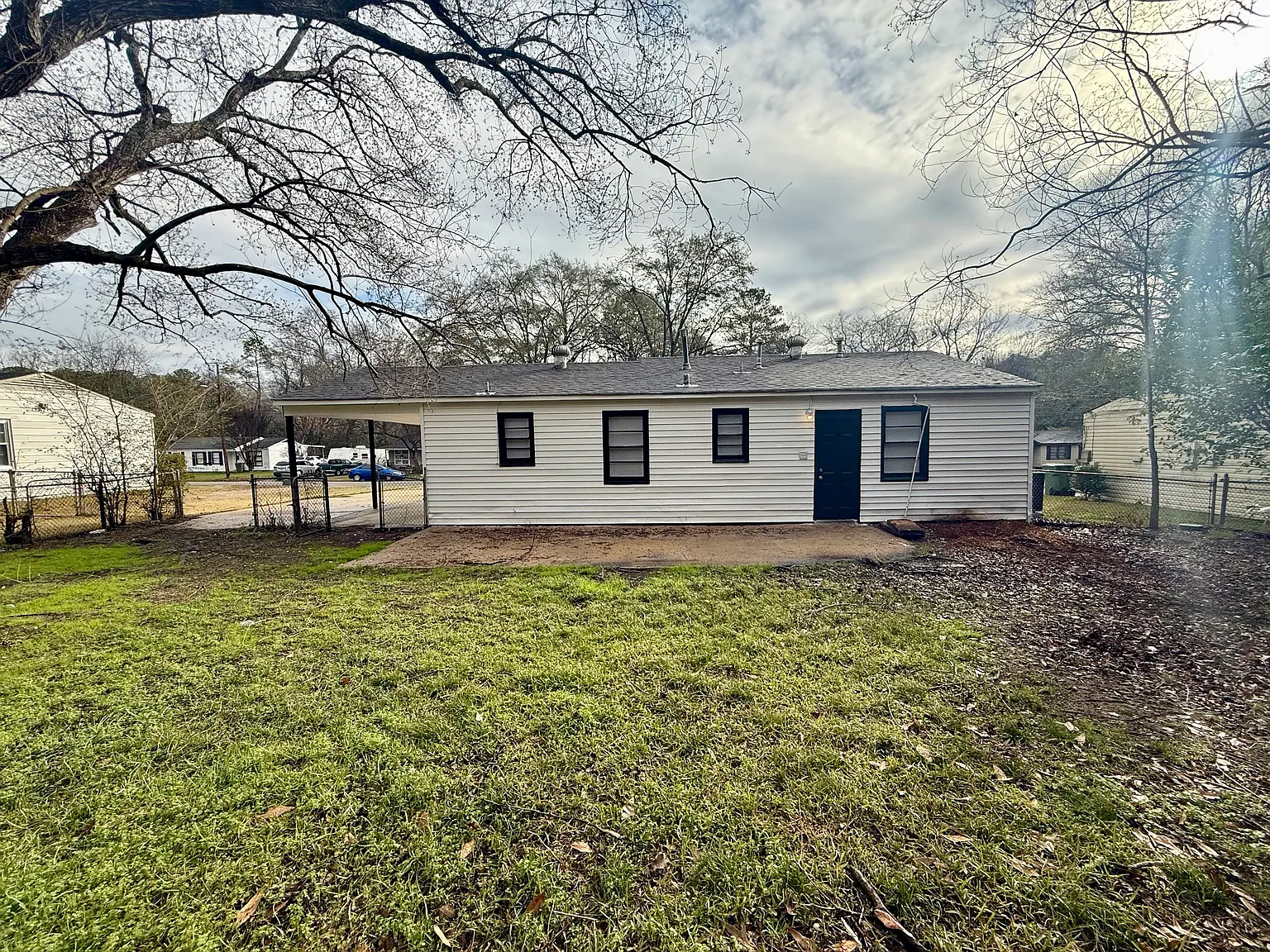 3 bed, 944 sqft, $975 — Photo 2