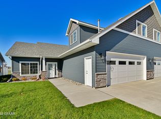 4424 Edgewood Ln, Grand Forks, ND 58201