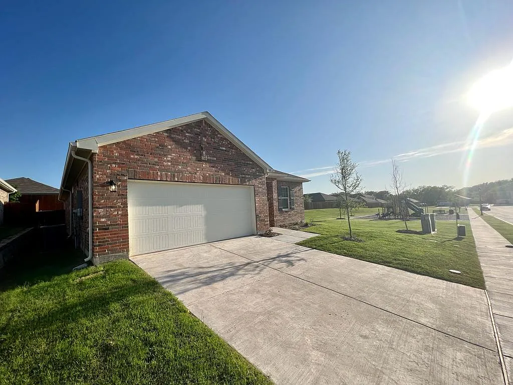4 bed, 1827 sqft, $2,100 — Photo 2