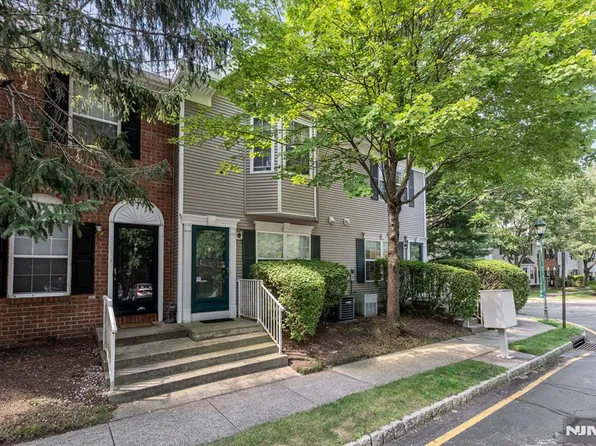 2120 Gunston Ct, Mahwah, NJ 07430