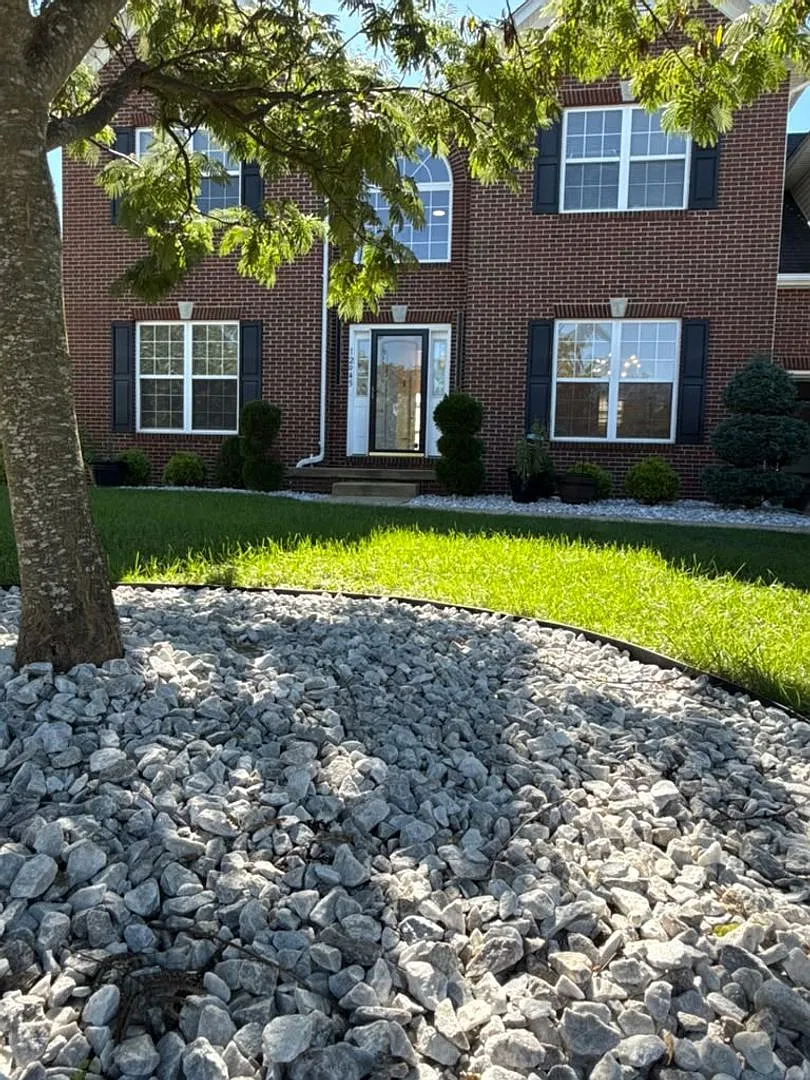 5-Bedroom Rental in Waldorf | Jacuzzi & Utilities Included — Photo 4