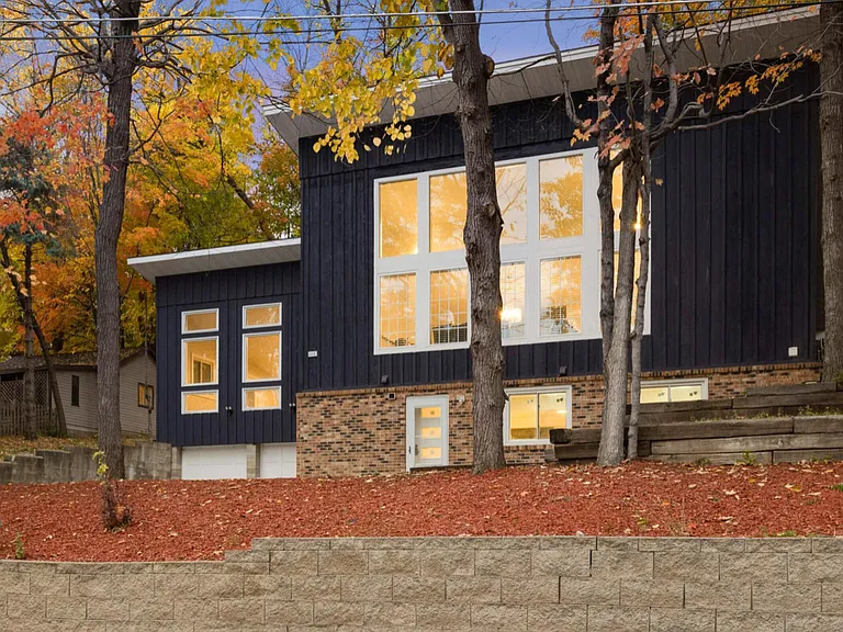 4442 Dorchester Rd — Photo 2