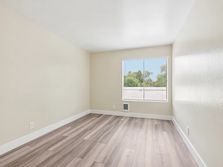 1910 Berryman Street — Photo 8