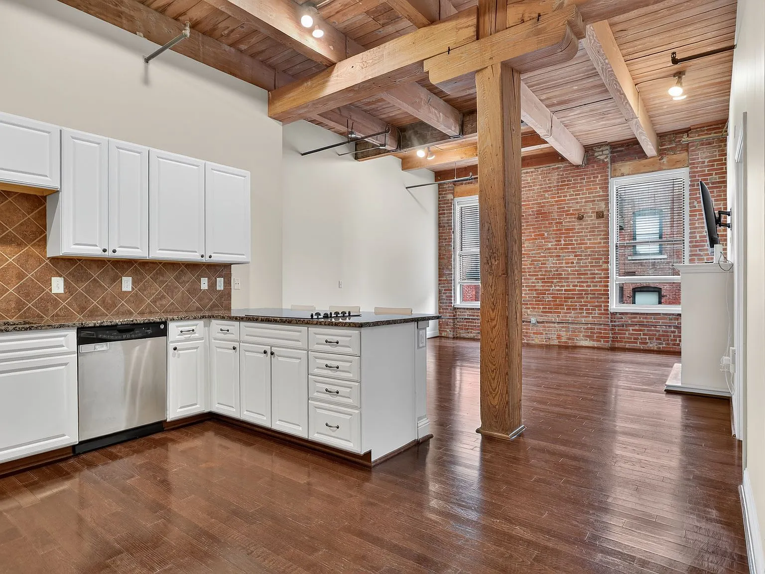 1 bed, 960 sqft, $1,795 — Photo 2