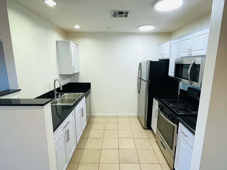 1301 N. Hollywood Way — Photo 8