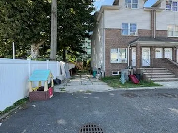 366 Union Avenue 2 image 3 of 9