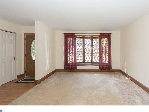 5th image of 157 W Shelley Dr