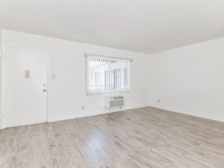 1799 N Hollywood Way — Photo 27