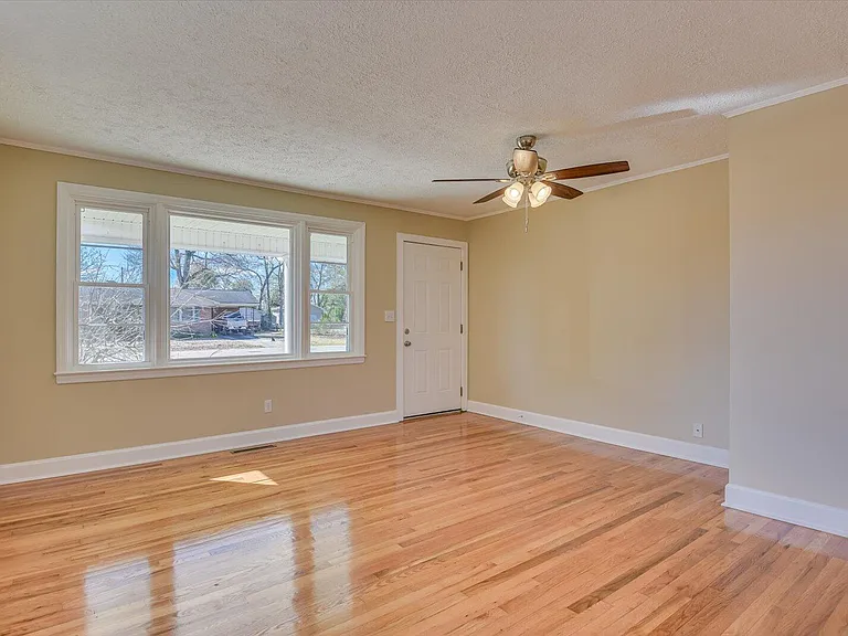 302 Burgess Dr — Photo 8