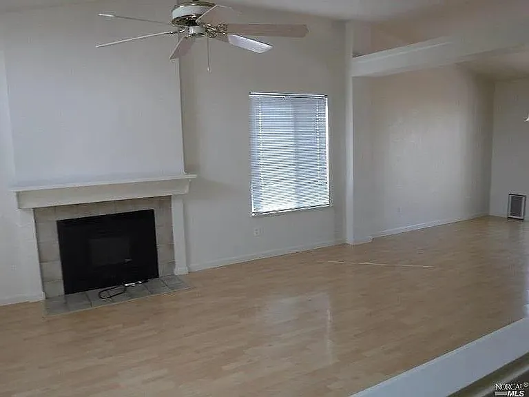 312 Larkspur Dr — Photo 4