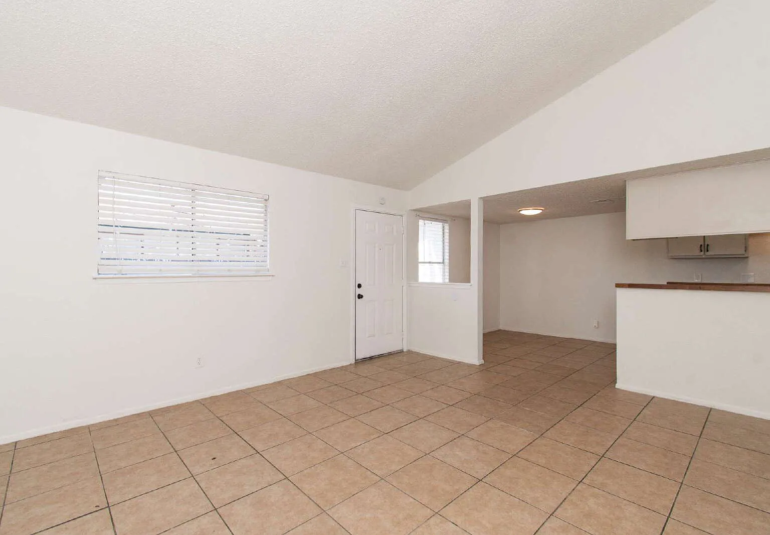 3 bed, 1.0 bath, 900 sqft, $1,350 — Photo 3