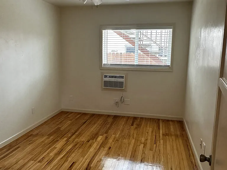 Bedroom:
Ceiling Fan/ Light Fixture
Air Conditioner