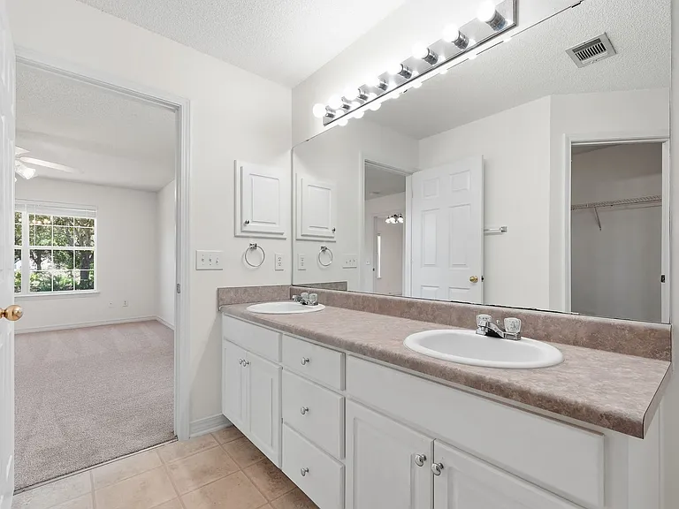 2030 Hawthorne Dr — Photo 23