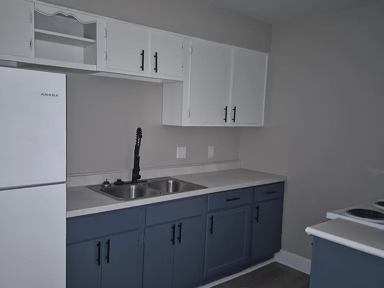 2810 S Poplar St — Photo 12