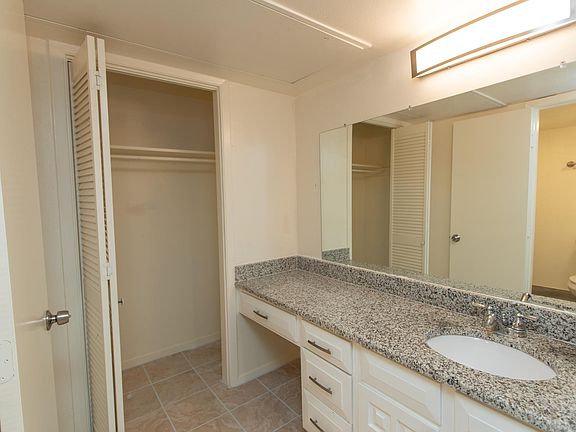 4th image of 2922 Woodcroft Cir