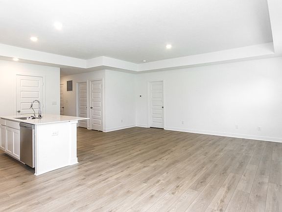 4th image of 8813 Georgina St