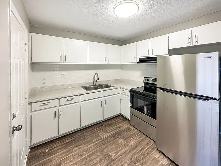 Valley Creek Apartments — Photo 8