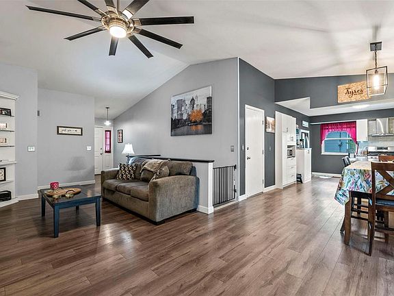 4th image of 1576 Estes Dr