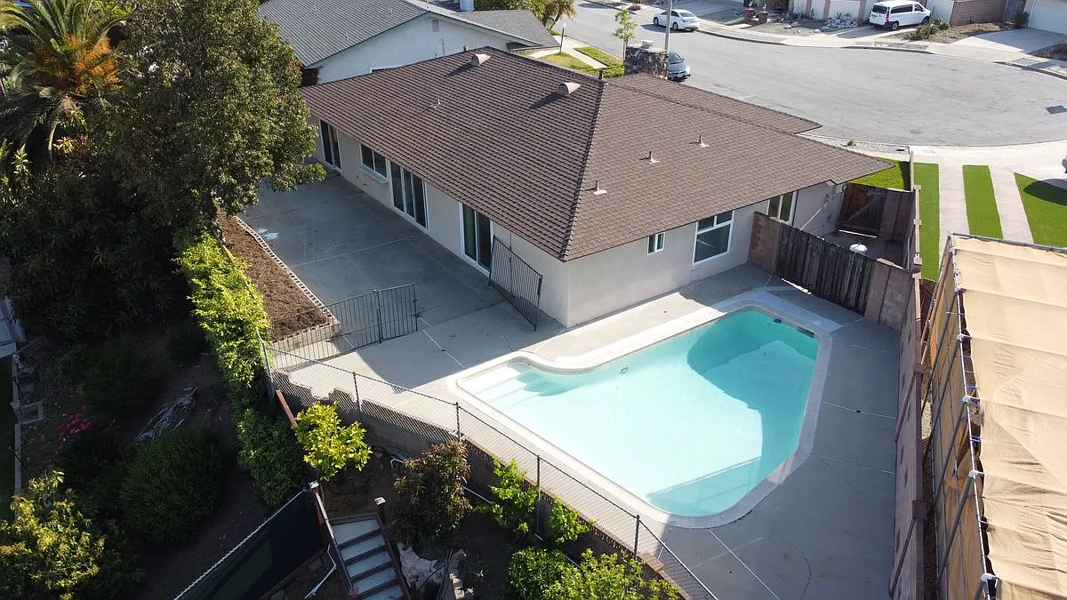 4 bed, 2.0 bath, 1736 sqft, $4,800 — Photo 2