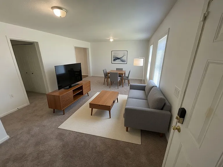 524 W Pleasant St — Photo 2