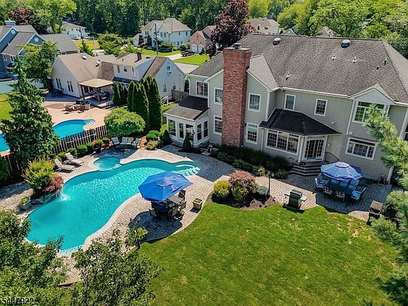 3rd image of 94 Hillcrest Dr