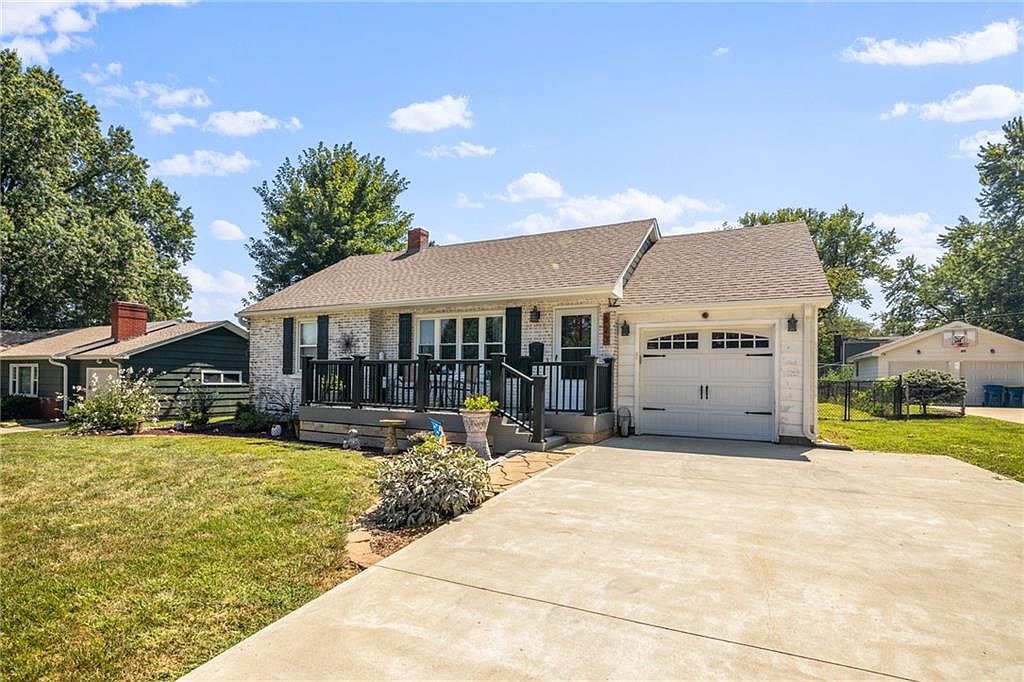 823 Sunset Ave, Liberty, MO 64068 Zillow