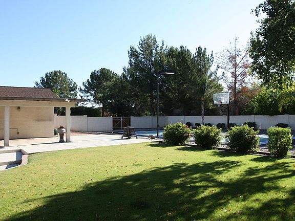 4th image of 4027 E Grove Cir