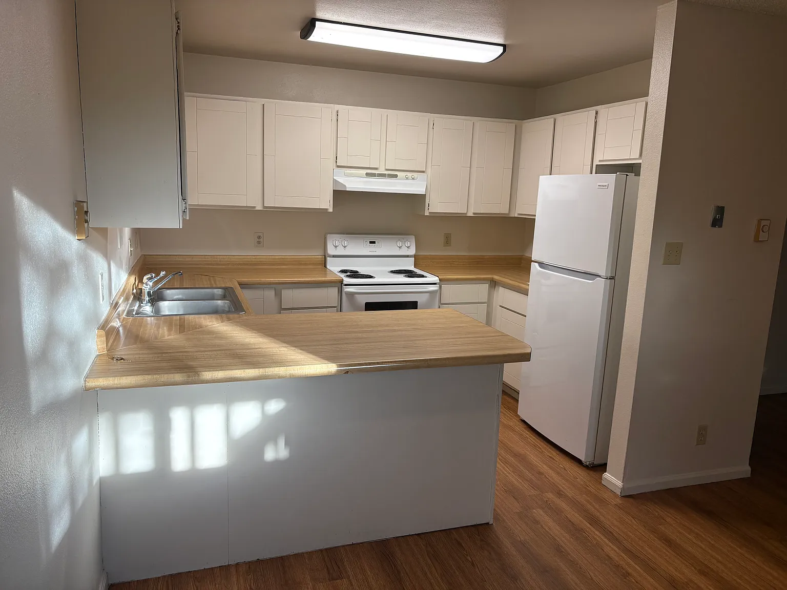 3 bed, 900 sqft, $1,300 — Photo 2