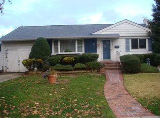 21 Roxbury St, Farmingdale, NY 11735