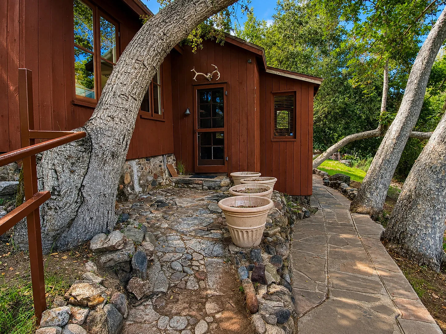 1704 Sycamore Dr — Photo 4
