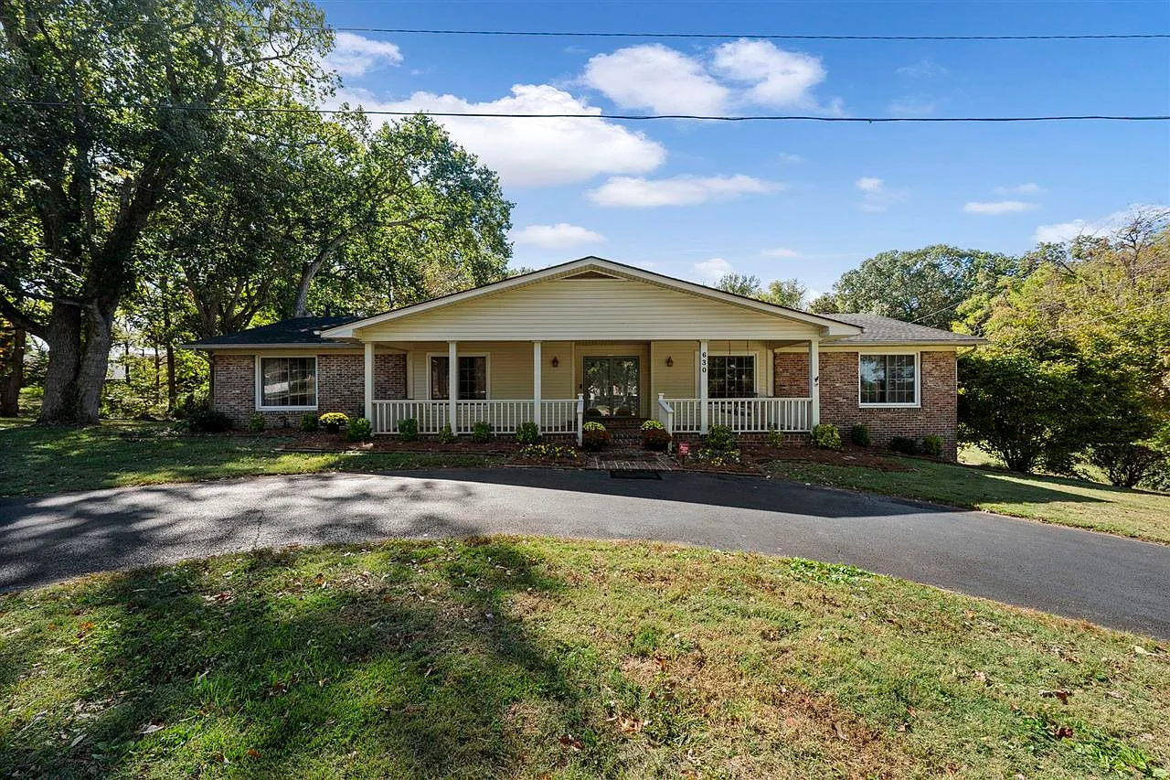 630 Oak Grove Way photo 1