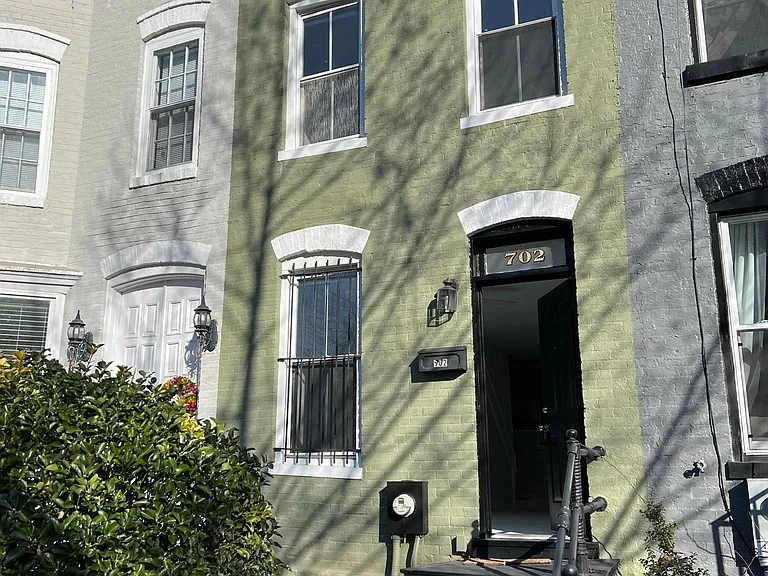 702 4th St SE — Photo 1