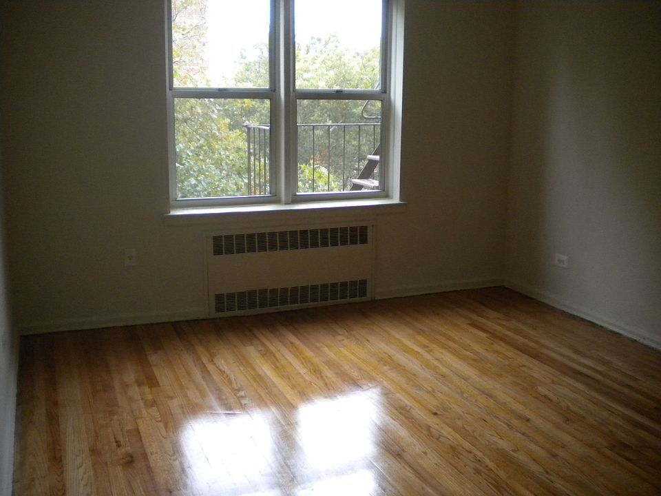 2nd image of 2631 W 2nd St APT 5K