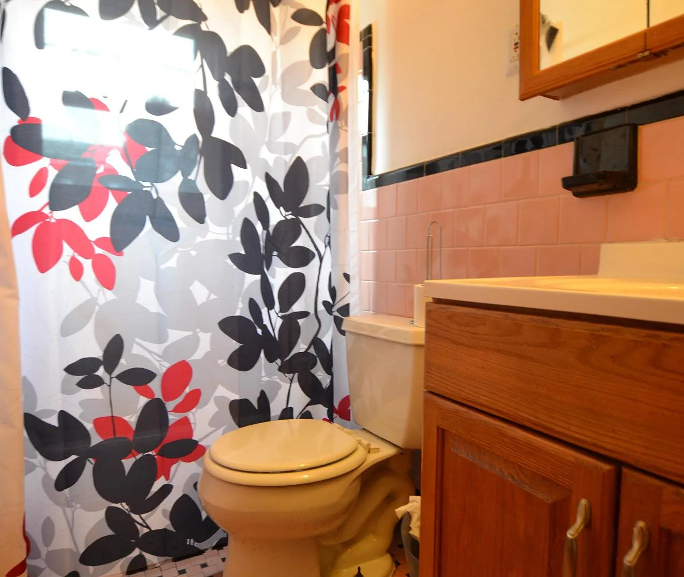 3 bed, 1.0 bath, $4,100 — Photo 2