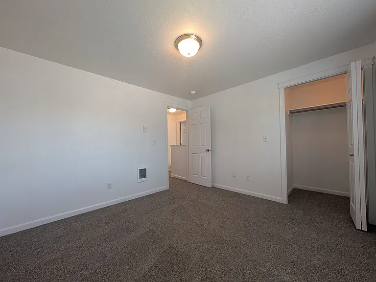 484 Helen St — Photo 21