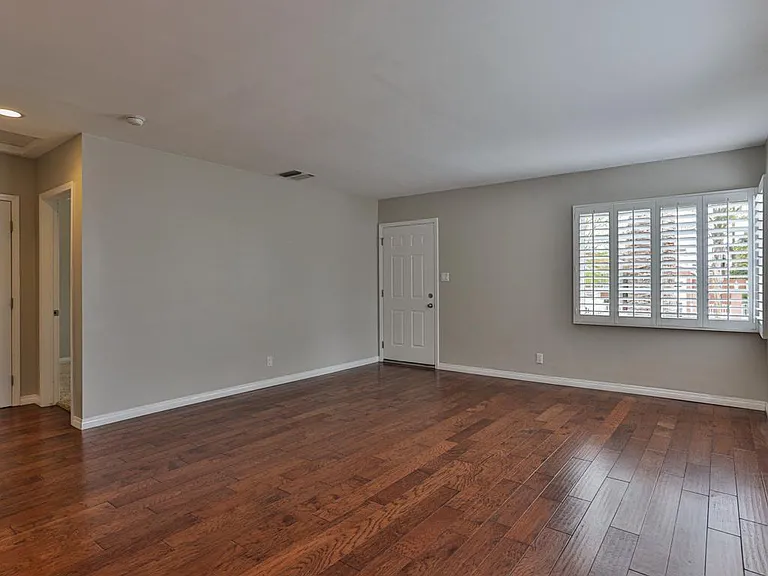 5907 Yarmouth Ave — Photo 9