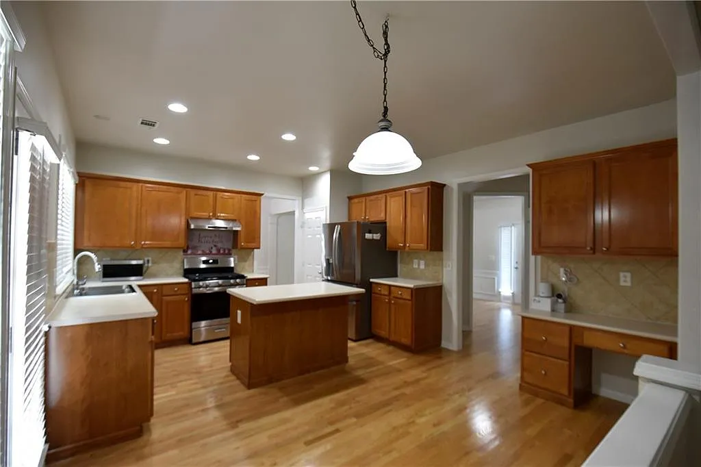 5 bed, 2.5 bath, 2324 sqft, $2,800 — Photo 3
