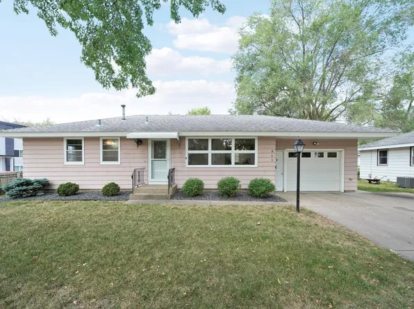 903 Parallel St, Chaska, MN 55318