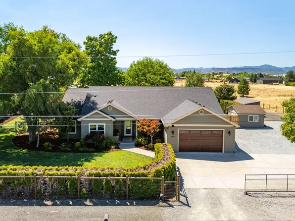 6837 Lakeview Dr, Central Point, OR 97502